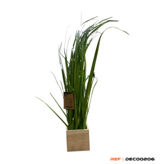 Herbe artificielle dans un vase en bois